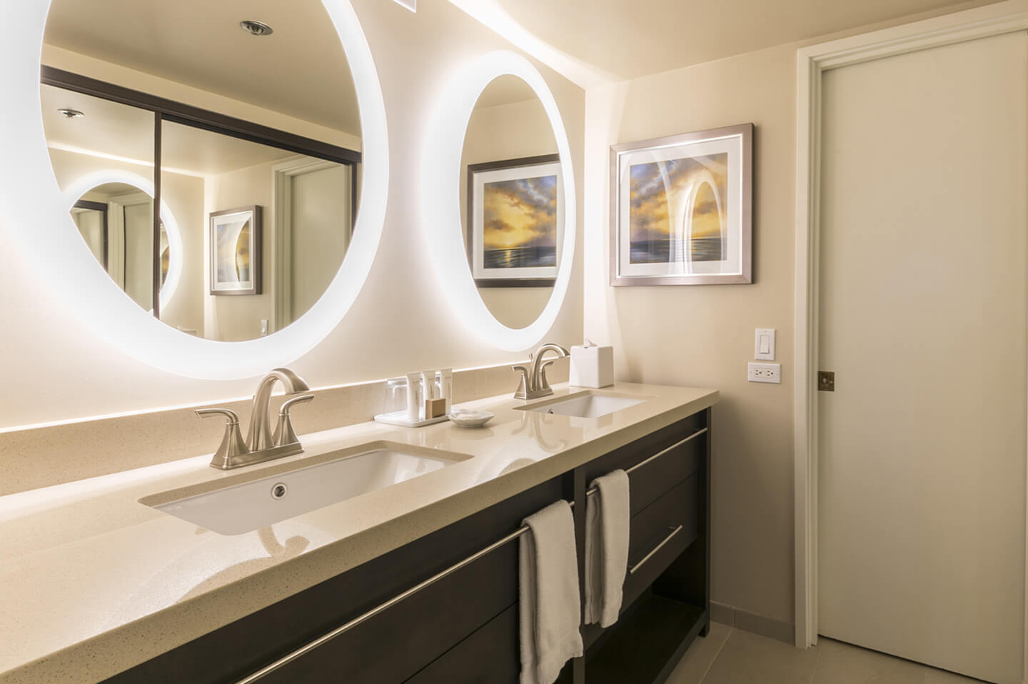 2-Bedroom Premium Oceanfront Bathroom