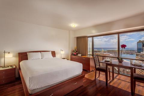 Business Suite Deluxe Ocean View Bedroom