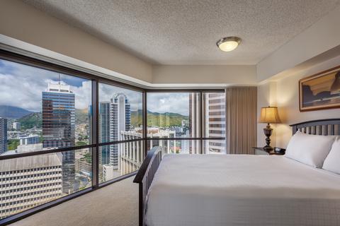 One-Bedroom Executive Mountain View Suite Bedroom