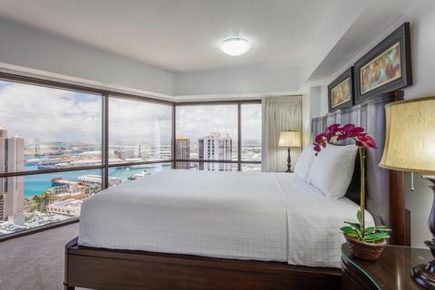 One-Bedroom Executive Ocean View Suite Bedroom