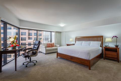 Business Suite Deluxe Mountain View Bedroom