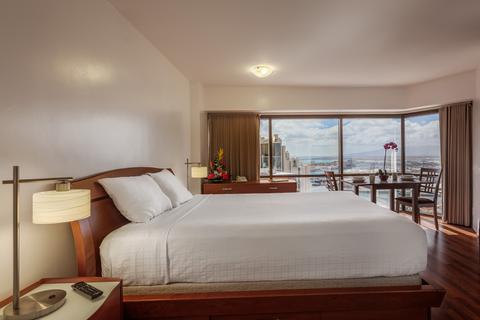 Business Suite Deluxe Ocean View Bedroom